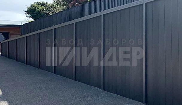 Черный вертикальный забор из декинга под уклоном ДК-101 - фото 2
