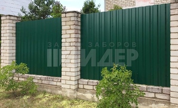 зеленый забор из профлиста на кирпичном основании