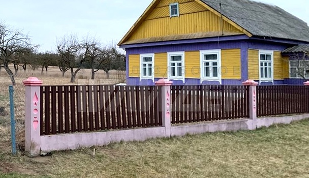 Низкий забор из евроштакетника с кованой калиткой ЕШ-214 - фото 4